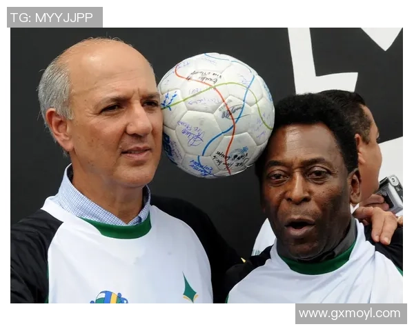 与足球球星一起踢球的神秘人物究竟是谁他与球员们的关系引人关注 与足球球星一起踢球的神秘人物究竟是谁他与球员们的关系引人关注