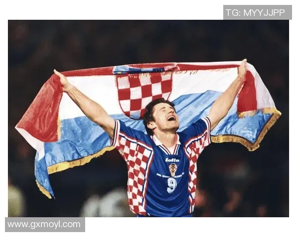 传奇足球球星的辉煌足迹与时代影响力解析 传奇足球球星的辉煌足迹与时代影响力解析