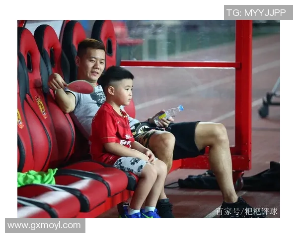 足球明星与萌娃共享亲子时光展现温馨瞬间